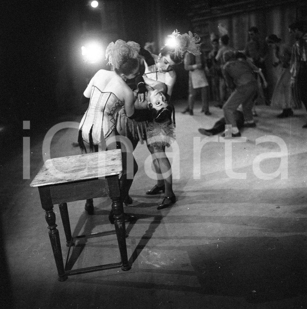 Fotografia d epoca originale 1953 BRESCIA Ballerine avanspettacolo al Cineteatro ODEON NEGATIVO ORIGINALE 6 1