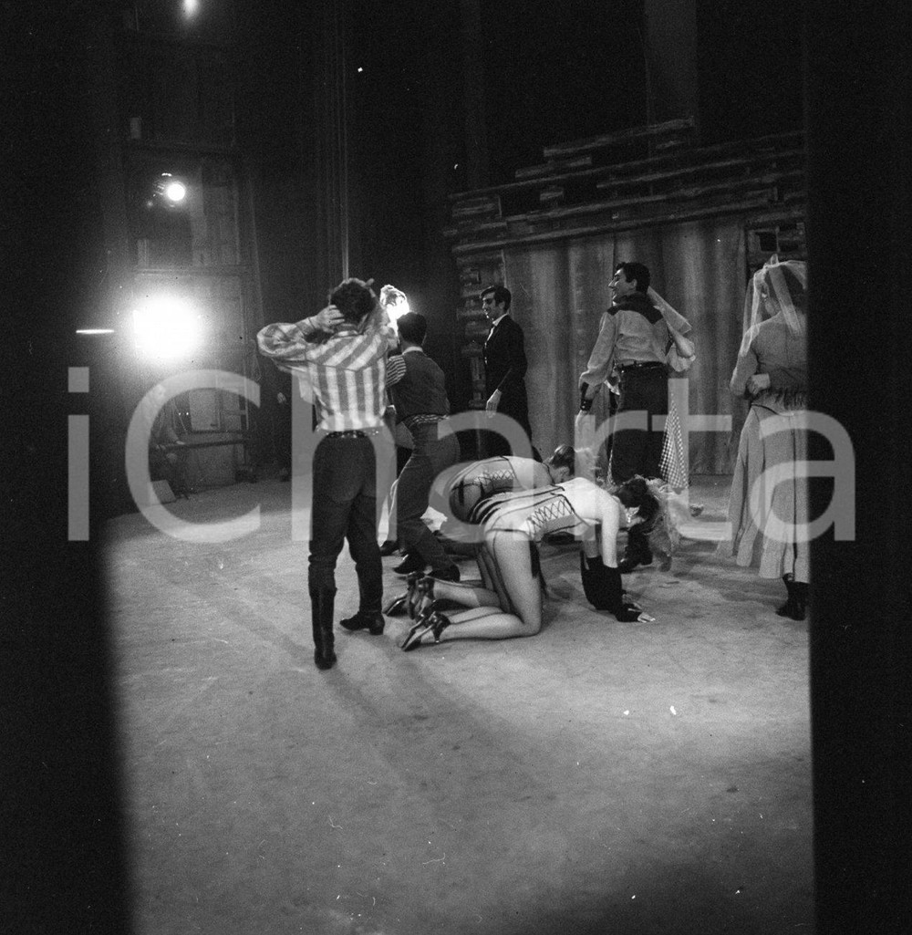 Fotografia d epoca originale 1953 BRESCIA Ballerine avanspettacolo al Cineteatro ODEON NEGATIVO ORIGINALE 4 1