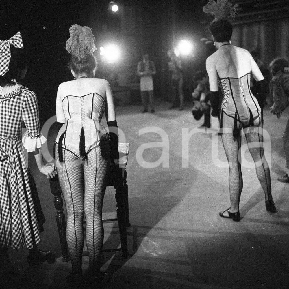 Fotografia d epoca originale 1953 BRESCIA Ballerine avanspettacolo al Cineteatro ODEON NEGATIVO ORIGINALE 2 1