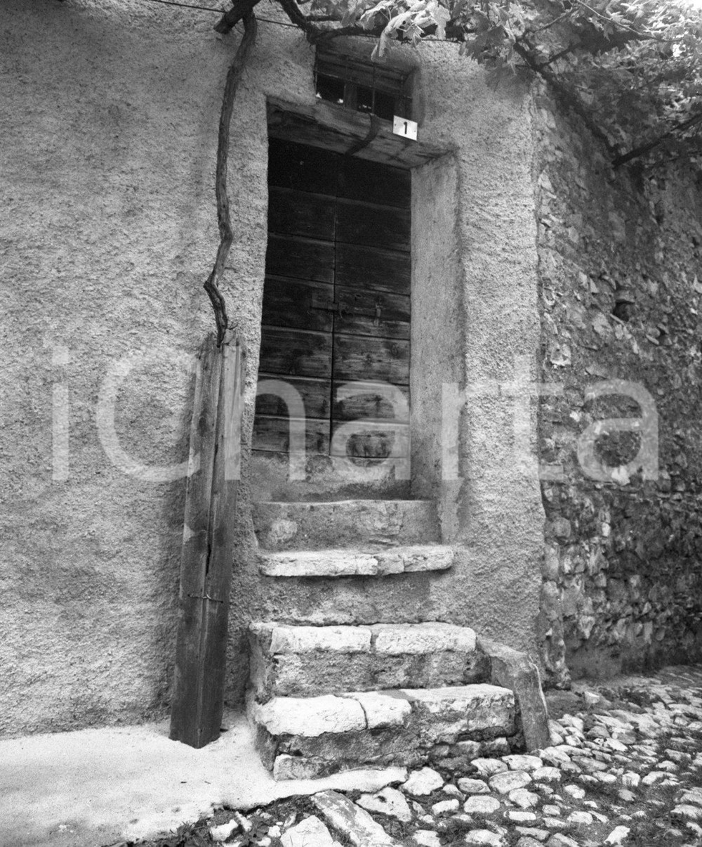 Fotografia d epoca originale 1955 TIGNALE Borgo di PIOVERE BS Ingresso di una casa NEGATIVO ORIGINALE 1