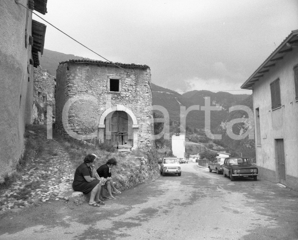 Fotografia d epoca originale 1955 TIGNALE Borgo PIOVERE BS Donne all ingresso del paese NEGATIVO ORIGINALE 1