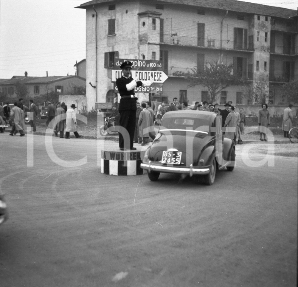 Fotografia d epoca originale 1950 BRESCIA Vigile urbano e Fiat 500 C Topolino all incrocio NEGATIVO ORIGINALE 1