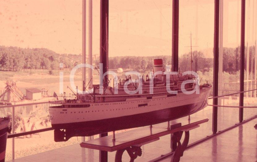 Fotografia d epoca originale 1961 TORINO Italia 61 modello di transatlantico in esposizione NEGATIVO ORIG. 1