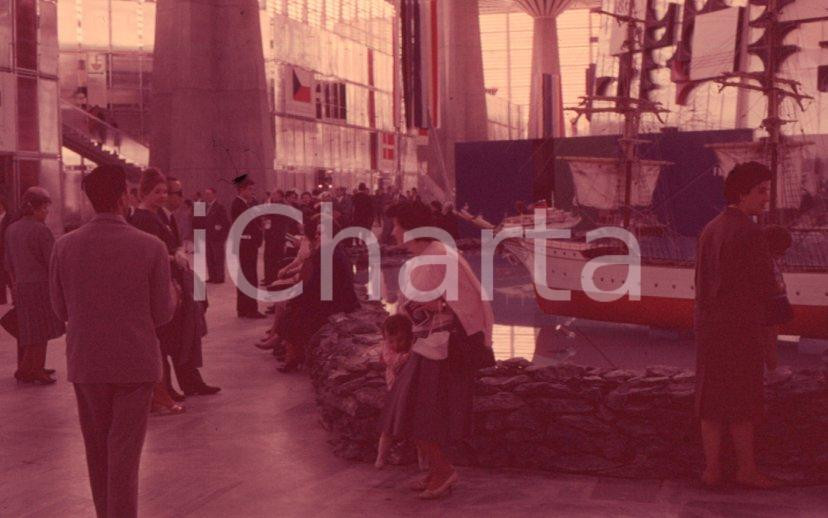 Fotografia d epoca originale 1961 TORINO Italia 61 Pausa tra i modelli di navi NEGATIVO ORIGINALE 1