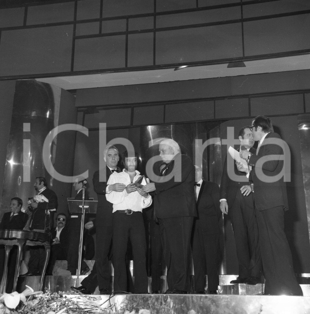 Fotografia d epoca originale 1971 SANREMO Lucio DALLA sul palco NEGATIVO ORIGINALE 1