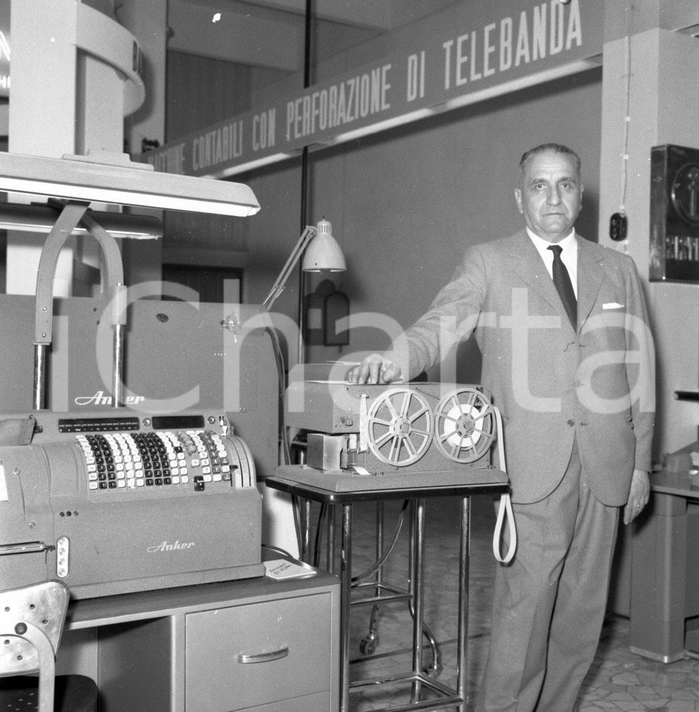Fotografia d epoca originale 1957 MILANO Fiera Campionaria Registratori cassa ANKER NEGATIVO ORIGINALE 1 1