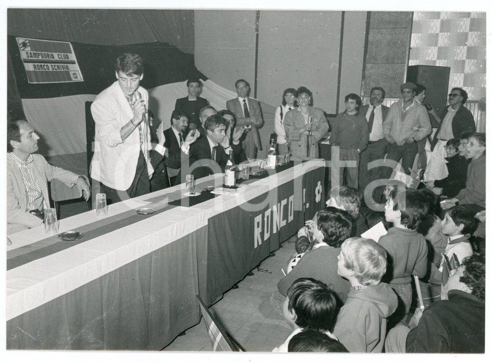 Fotografia d epoca originale 1985 ca RONCO SCRIVIA Roberto MANCINI incontra piccoli tifosi SAMPDORIA Foto 1