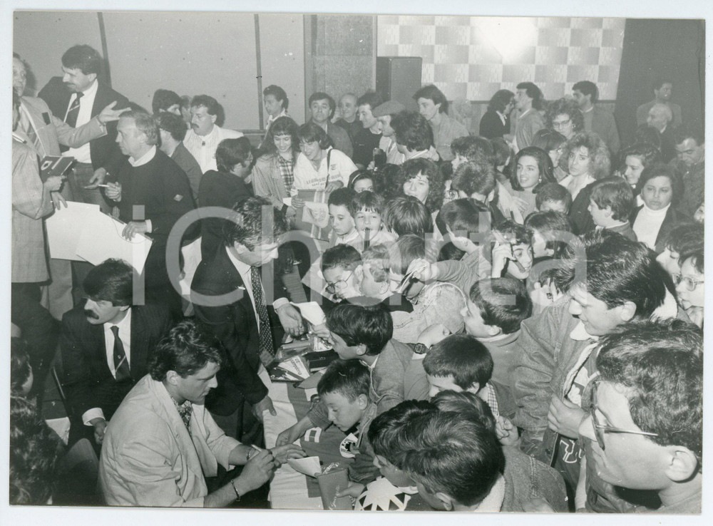Fotografia d epoca originale 1985 ca RONCO SCRIVIA Roberto MANCINI incontra piccoli tifosi SAMPDORIA Foto 1 1