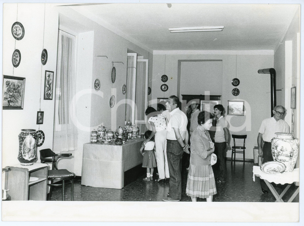 Fotografia d epoca originale 1990 ca MONTOGGIO GE Visitatori nei locali della CROCE ROSSA Foto 24x18 cm 1