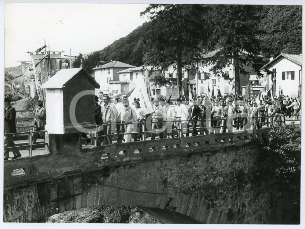 Fotografia d epoca originale 1990 ca SAVIGNONE Sfilata degli alpini sul ponte sullo Scrivia  Foto 24x18 cm 1