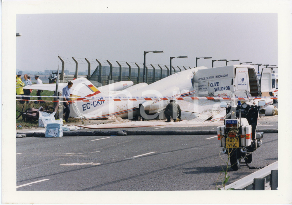 Fotografia d epoca originale 1996 LONDON Plane MAC Aviation ECCKR crashes on to A40 Road  Photo 29x21 cm 1