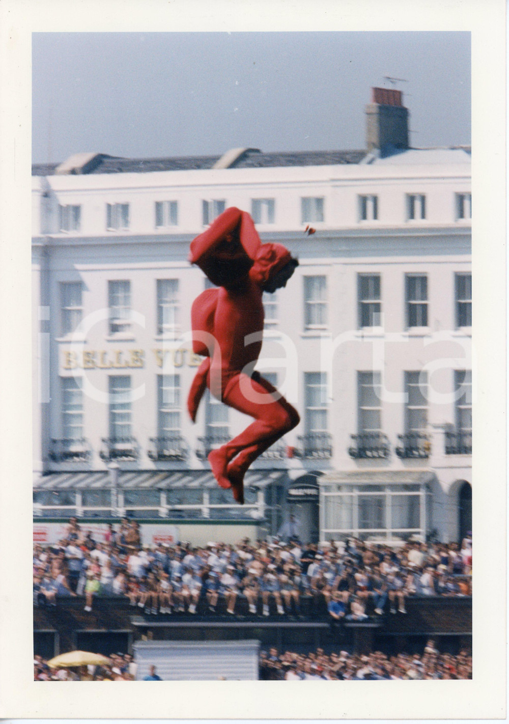 Fotografia d epoca originale 1996 EASTBOURNE PIER Birdman competition  Person in red costume  Photo 1