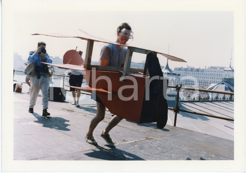Fotografia d epoca originale 1996 EASTBOURNE PIER Birdman competition  Person dressed as a plane  Photo 1