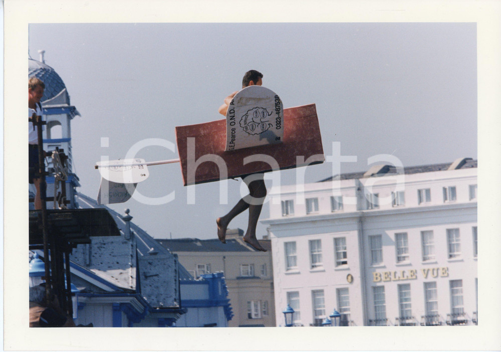 Fotografia d epoca originale 1996 EASTBOURNE PIER Birdman competition  Person dressed as a plane  Photo 1 1