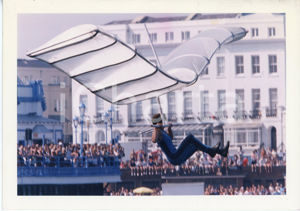 Fotografia d epoca originale 1996 EASTBOURNE PIER Birdman competition  Person with hang glider  Photo 1