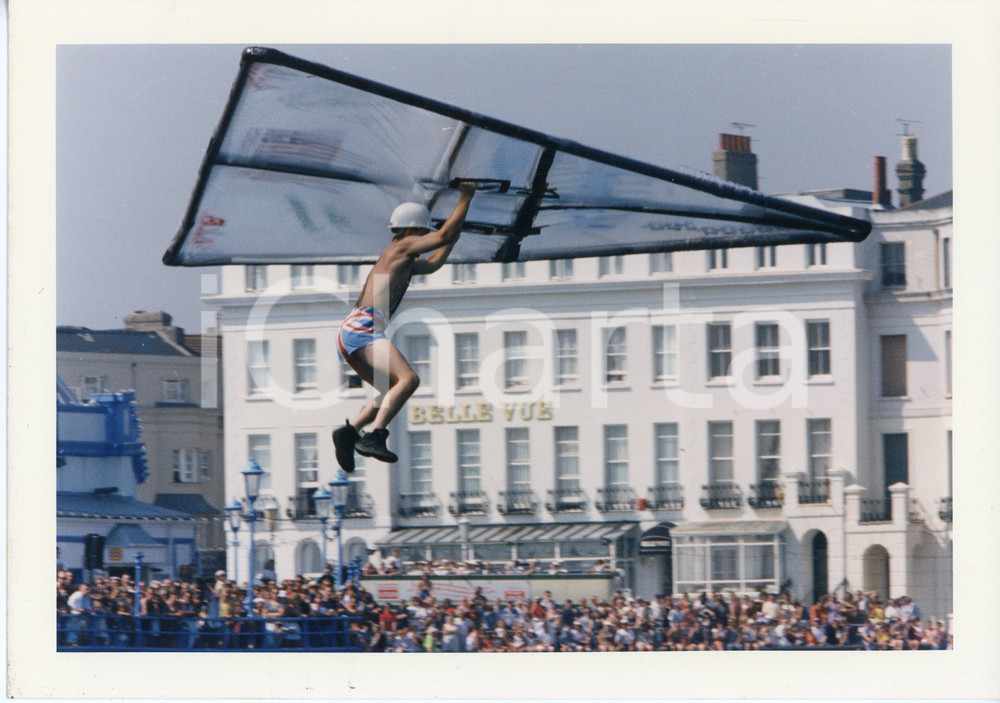 Fotografia d epoca originale 1996 EASTBOURNE PIER Birdman competition  Person with hang glider  Photo 1 1