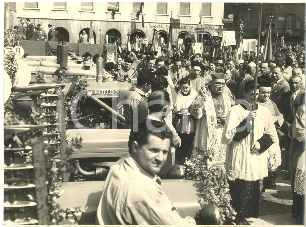 Fotografia d epoca originale 1960 ca CREMONA Mons. Danio BOLOGNINI benedice trattori in Piazza del Comune 1