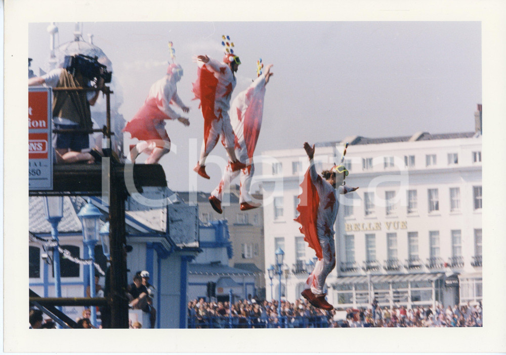 Fotografia d epoca originale 1996 EASTBOURNE PIER Birdman competition  Group of divers  Photo 1