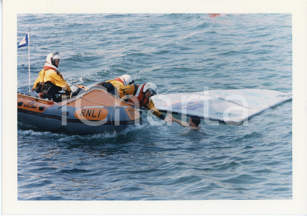 Fotografia d epoca originale 1996 EASTBOURNE PIER Birdman competition  Rescuers with a diver  Photo 1