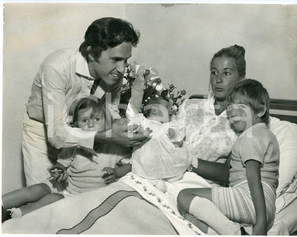 Fotografia d epoca originale 1970 ca COSTUME ITALIA Riccardo DEL TURCO con moglie e figlio neonato 4 Foto 1