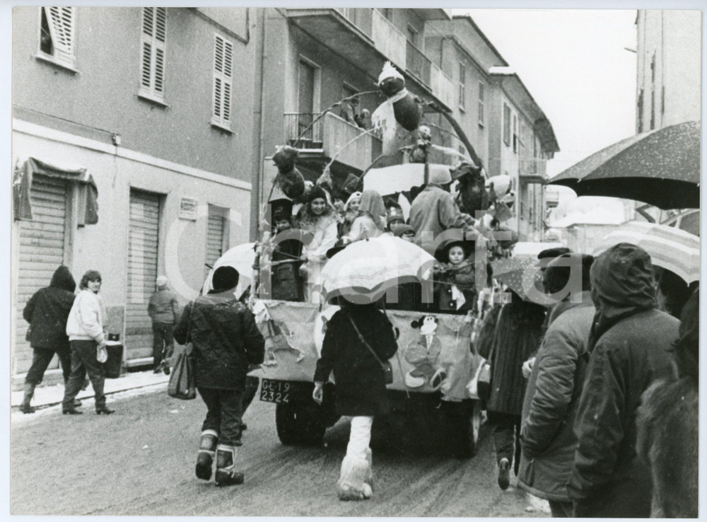 Fotografia d epoca originale 1983 CARNEVALE DI MONTOGGIO Carro allegorico di Topolino  Foto 24x18 cm 1