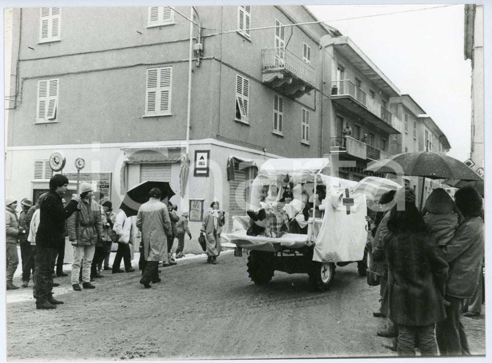 Fotografia d epoca originale 1983 CARNEVALE DI MONTOGGIO Carro allegorico della CROCE ROSSA Foto 24x18 cm 1
