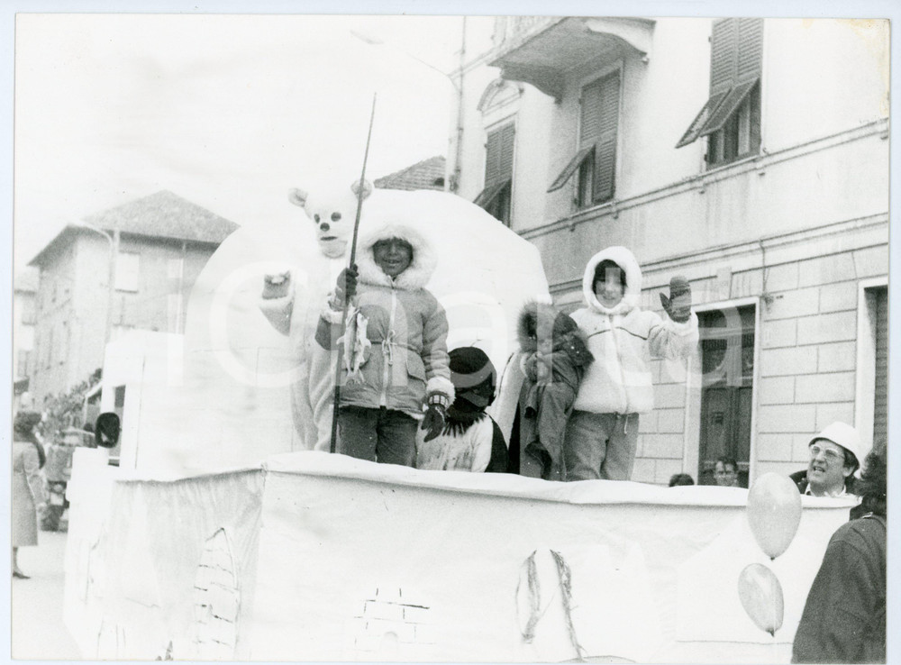 Fotografia d epoca originale 1984 CARNEVALE DI MONTOGGIO Carro allegorico del Polo Nord  Foto 24x18 cm 1