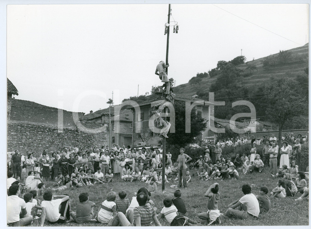 Fotografia d epoca originale 1984 LUMARZO Festa in frazione VALLEBUONA Albero della cuccagna  Foto 1
