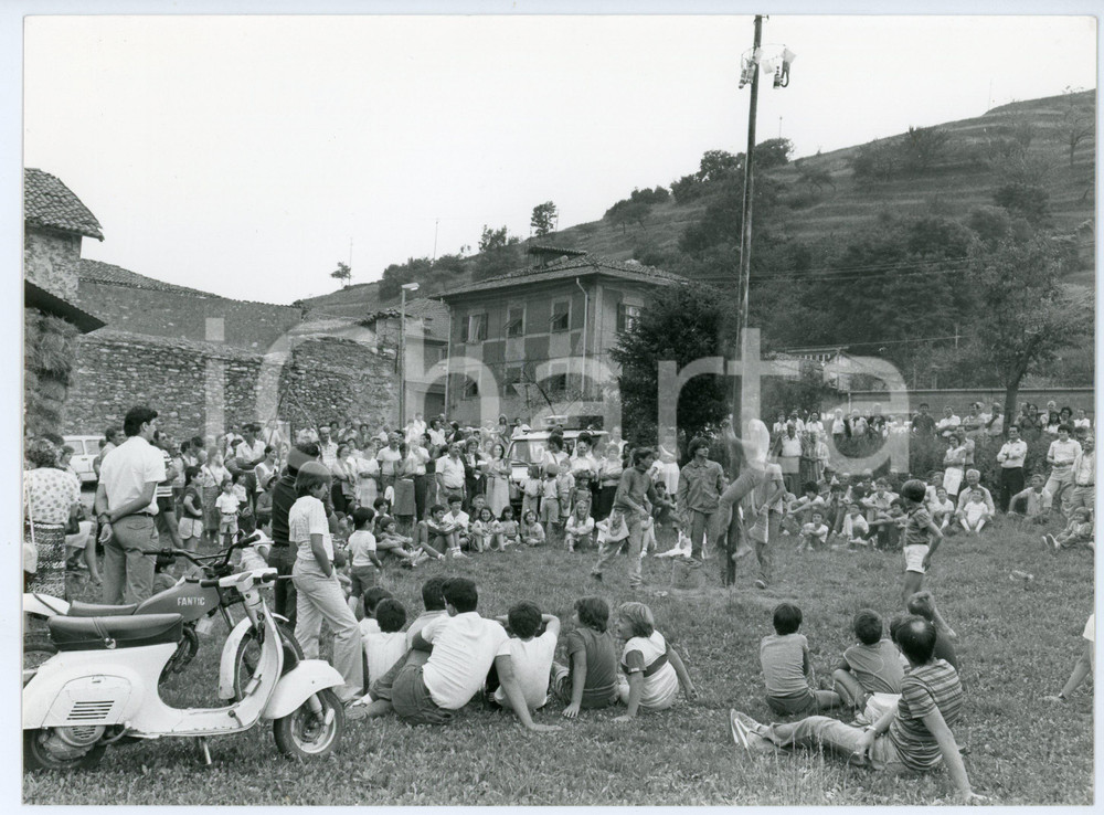 Fotografia d epoca originale 1984 LUMARZO Festa in frazione VALLEBUONA Albero della cuccagna  Foto 1 1