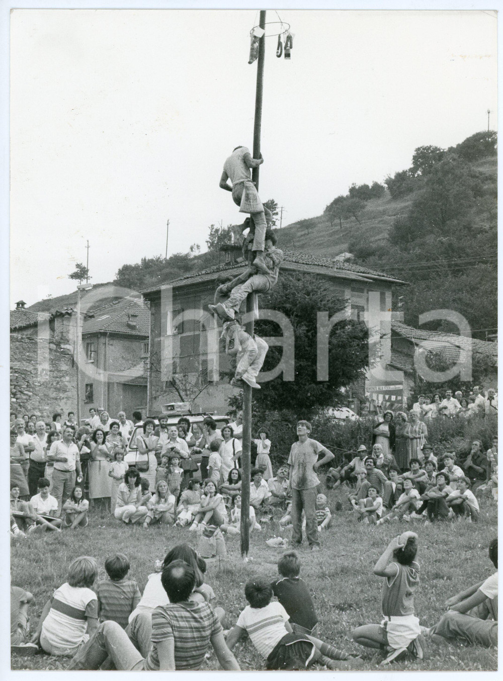 Fotografia d epoca originale 1984 LUMARZO Festa in frazione VALLEBUONA Albero della cuccagna  Foto 2 1