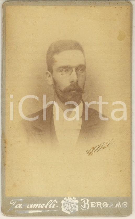Fotografia d epoca originale 1895 ca BERGAMO Giovane uomo con gli occhiali  Foto Andrea TARAMELLI CDV 1