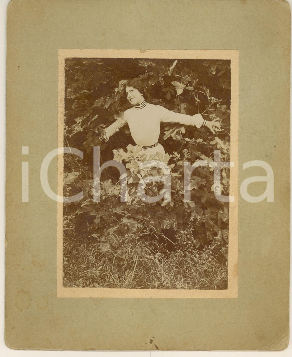 Fotografia d epoca originale 1900 ca COSTUME ITALIA Giovane donna in un giardino Fotografia 14x17 cm 1