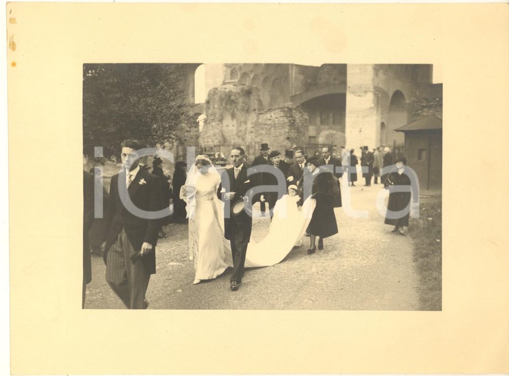 Fotografia d epoca originale 1940 ca ROMA Basilica di Costantino  Corteo nuziale  Foto COSTUME 23x18 cm 1