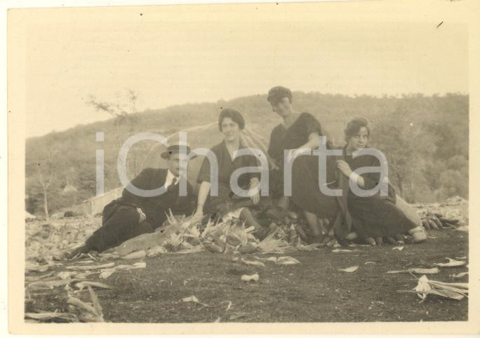 Fotografia d epoca originale 1920 VALENTANO VT Famiglia in un campo tra le pannocchie Foto CURIOSA 9x6 cm 1