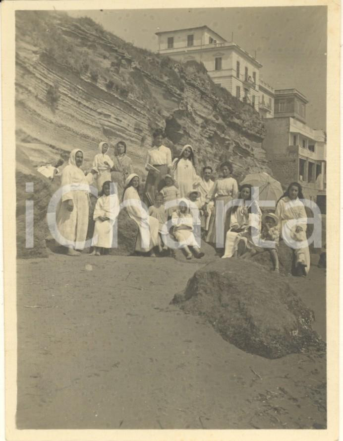 Fotografia d epoca originale 1912 NETTUNO  Riviera Ponente  Famiglia in spiaggia in accappatoio  Foto 9x12 1
