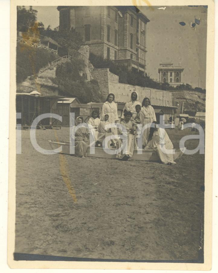 Fotografia d epoca originale 1912 NETTUNO  Riviera Ponente  Famiglia in spiaggia in accappatoio Foto 9x12 1