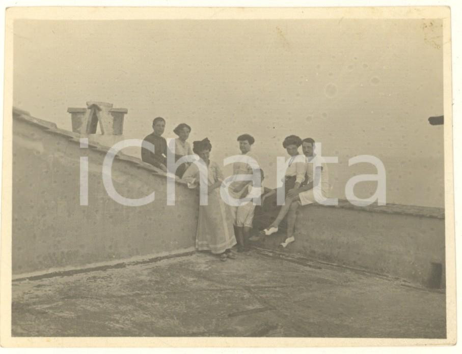 Fotografia d epoca originale 1912 NETTUNO RM Gruppo di famiglia in terrazza Foto COSTUME 12x9 cm 1