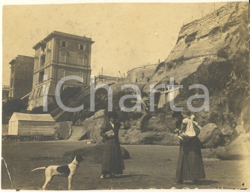 Fotografia d epoca originale 1912 NETTUNO RM Donne in spiaggia con bambina e cane Foto 11x8 cm 1