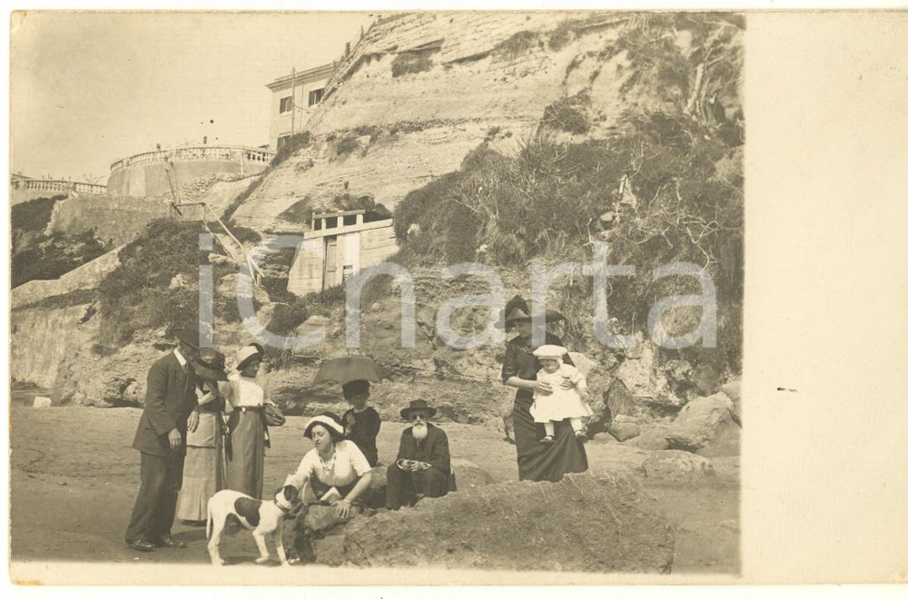Fotografia d epoca originale 1912 NETTUNO RM Famiglia in spiaggia con bambina e cane Foto COSTUME 14x9 1