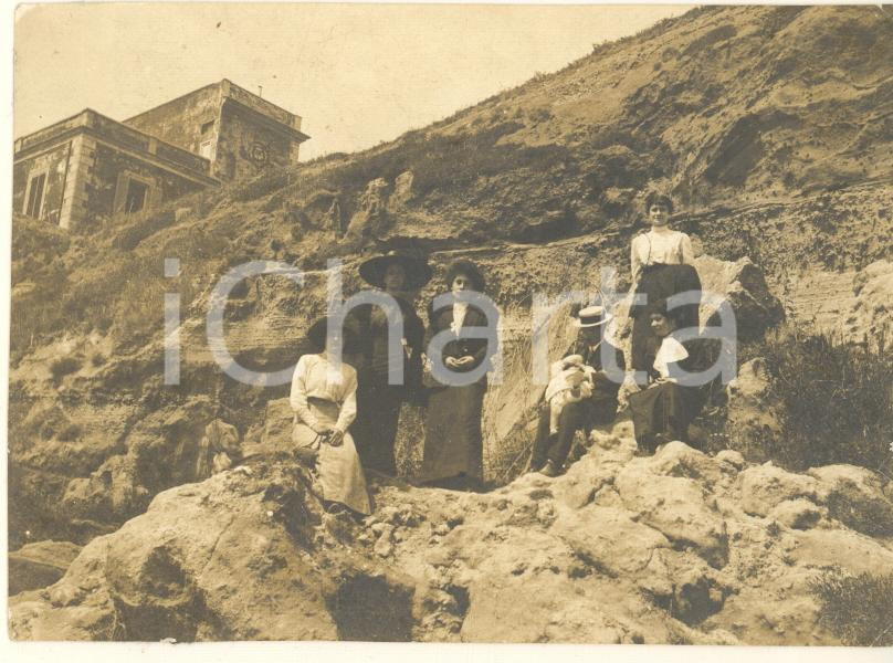Fotografia d epoca originale 1912 NETTUNO RM Riviera di Ponente  Famiglia sugli scogli Foto 10x8 cm 1
