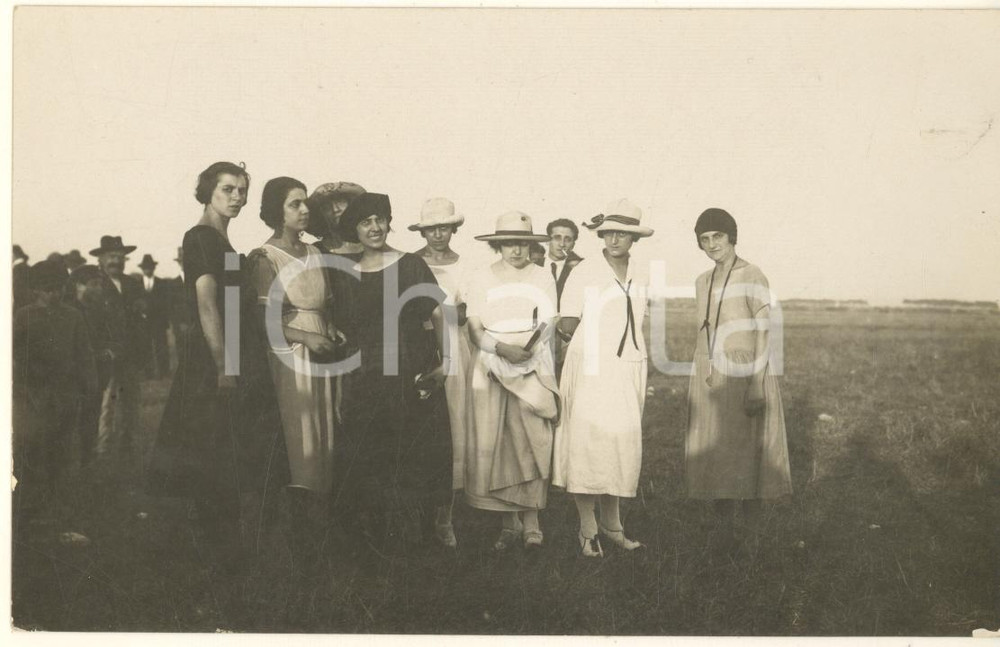 Fotografia d epoca originale 1921 CAGLIARI Ritratto di gruppo in campagna Foto COSTUME 14x9 cm 1
