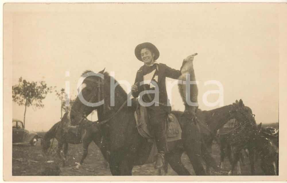 Fotografia d epoca originale 1920 ca ROMA MAGLIANA Caccia alla volpe  Donna con la preda  Foto cartolina 1