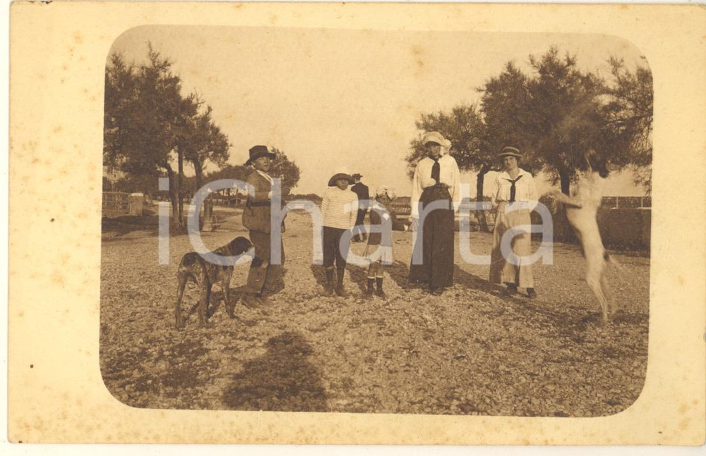 Fotografia d epoca originale 1915 ca ROMA MAGLIANA Donne e bambini con cani da caccia  Foto cartolina 1