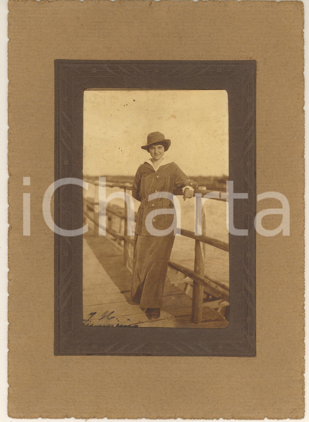 Fotografia d epoca originale 1920 ca FIUMICINO Donna su un pontile  Ritratto  Foto VINTAGE 17x22 cm 1