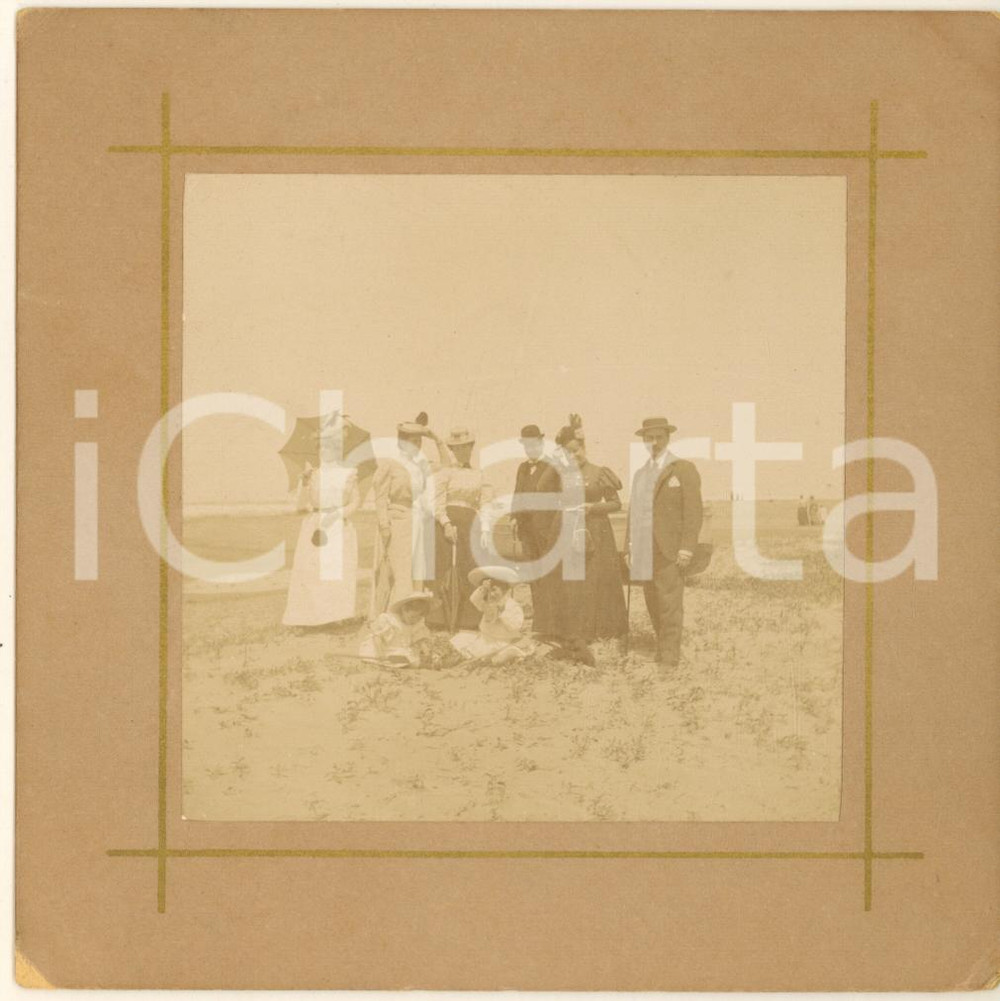 Fotografia d epoca originale 1910 ca FIUMICINO RM Famiglia sul litorale  Foto COSTUME 13x13 cm 1