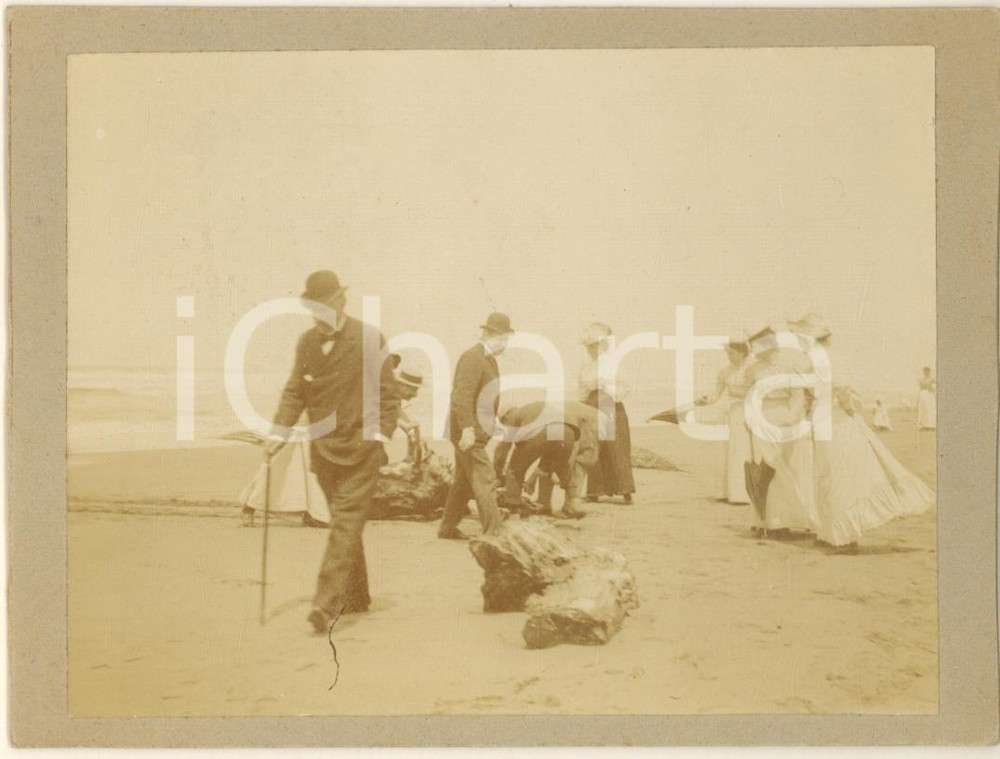 Fotografia d epoca originale 1910 ca FIUMICINO RM Una passeggiata in spiaggia Foto COSTUME 13x10 cm 1