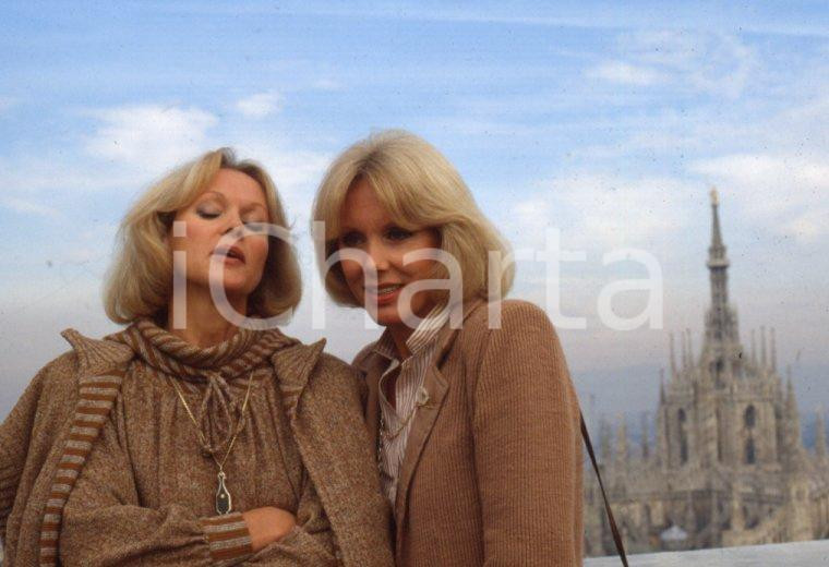 Fotografia d epoca originale 1985ca MILANO Alice ed Ellen KESSLER davanti al Duomo 35mm vintage slide 2 1