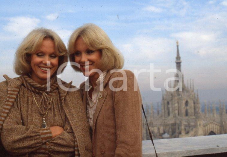 Fotografia d epoca originale 1985ca MILANO Alice ed Ellen KESSLER davanti al Duomo 35mm vintage slide 1 1
