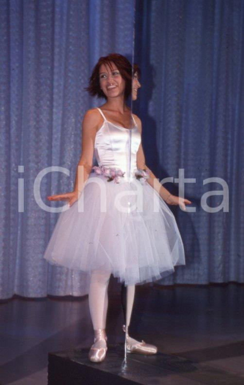 Fotografia d epoca originale 2001  Maria Antonietta TILLOCA GRANDE FRATELLO ballo allo specchio VINTAGE SLIDE 1