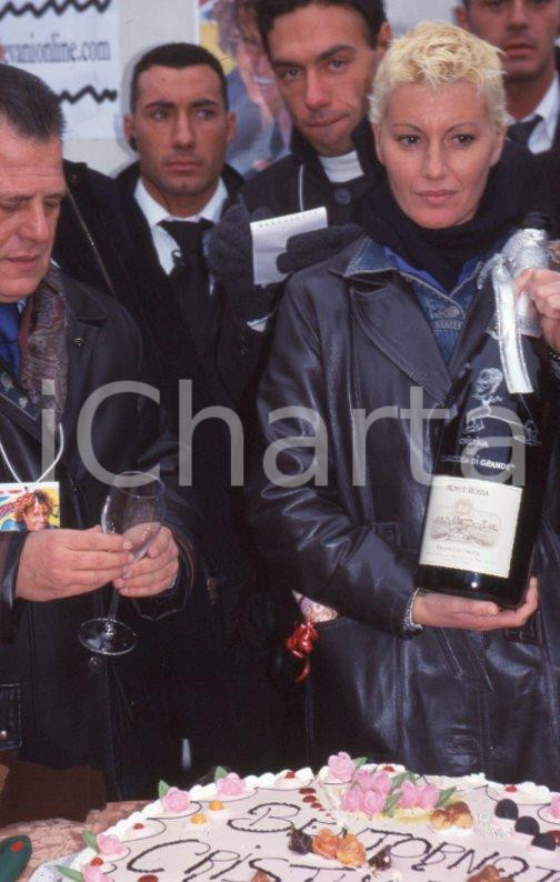 Fotografia d epoca originale 2000 GRANDE FRATELLO 1 Cristina PLEVANI festeggia vittoria 35mm VINTAGE SLIDE 1